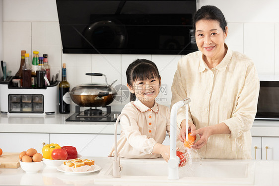 奶奶与孙女厨房做早餐图片