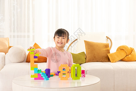 在客厅小女孩在客厅玩积木的小女孩背景