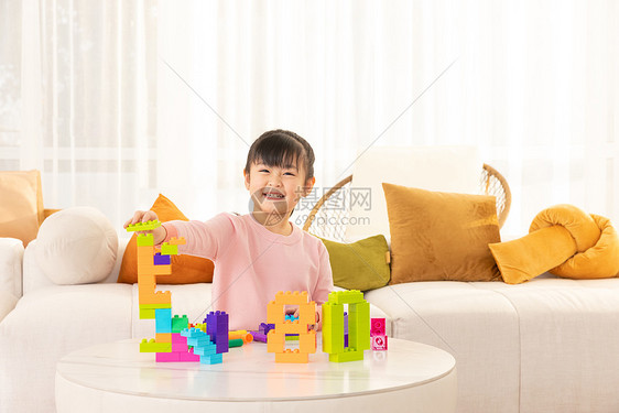 在客厅玩积木的小女孩图片