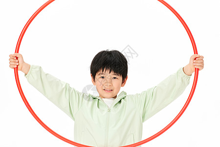 喜欢运动的小男孩双手举着呼啦圈图片