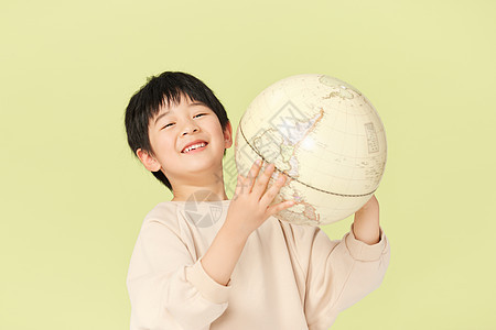 小男孩双手捧着地球模型图片