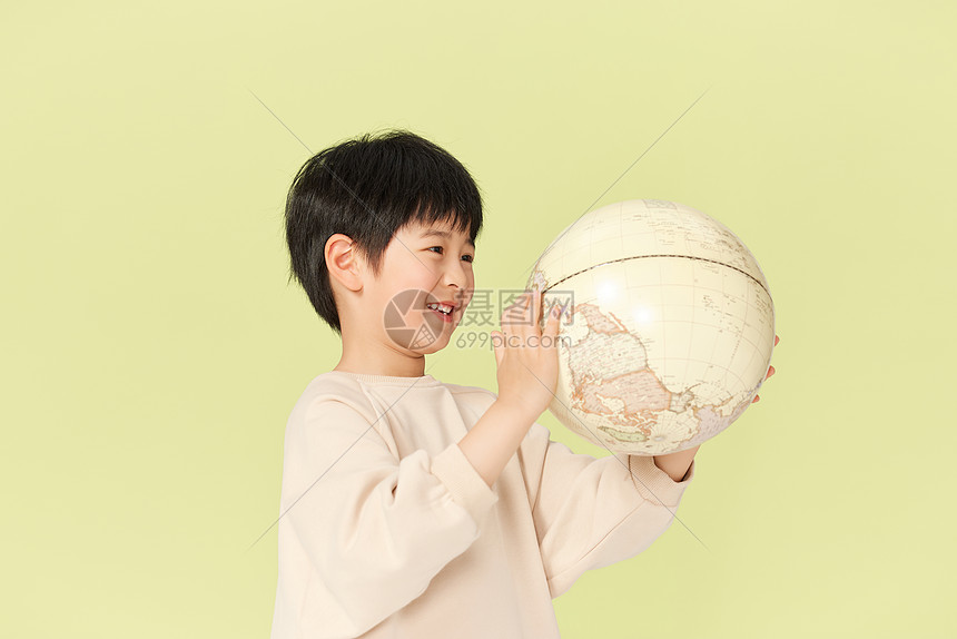抱着地球模型的小男孩图片
