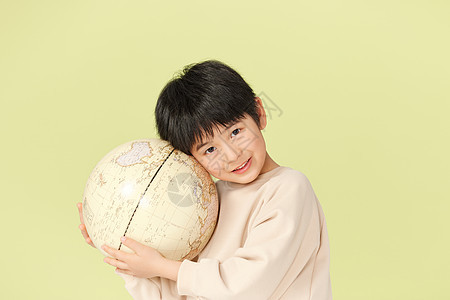 抱着地球仪的小男孩图片