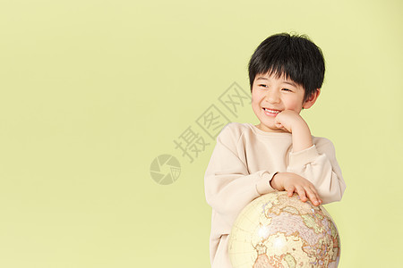 抱着地球模型笑的小男孩图片