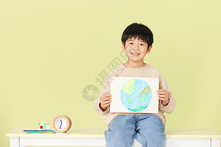手绘看书男孩小男孩抱着手绘地球微笑背景