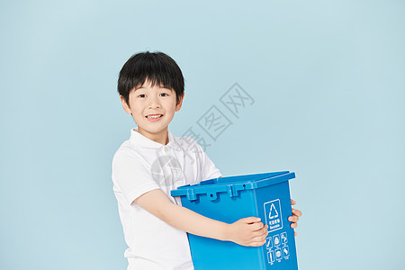 抱着可回收物垃圾桶的小男孩图片