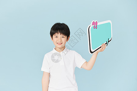 单手举着气泡框的小男孩背景图片
