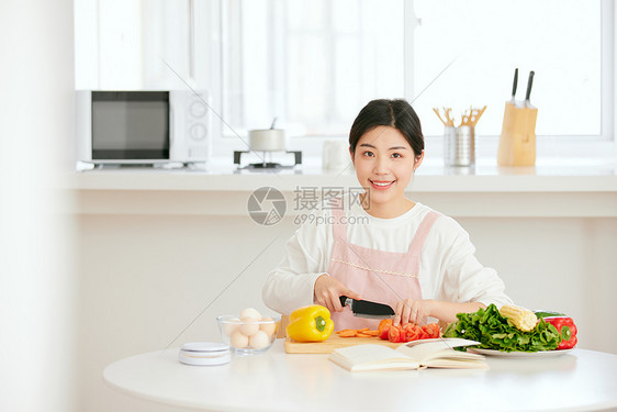 周末居家做美食切菜的年轻女性图片