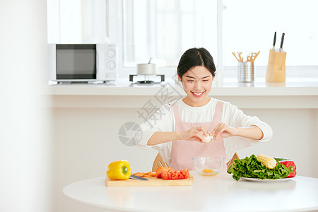 厨房食材周末居家做美食的年轻女性背景