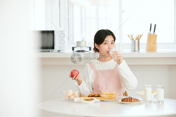 女性居家吃早餐图片