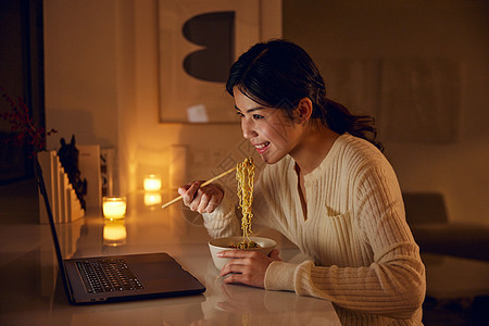 居家女性熬夜看剧吃泡面图片