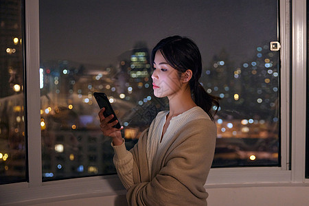 手机夜景人物背景