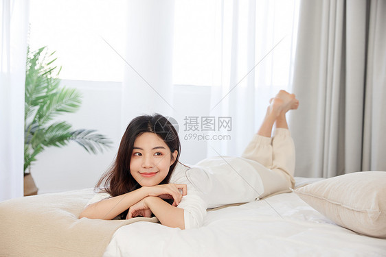 年轻女性周末宅女生活图片