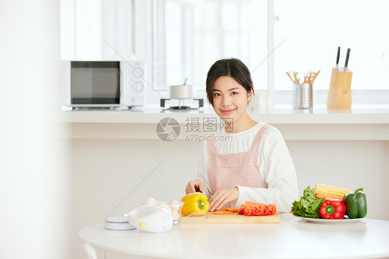 周末居家做美食切菜的年轻女性图片