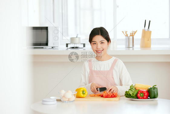 周末居家做美食切菜的年轻女性图片