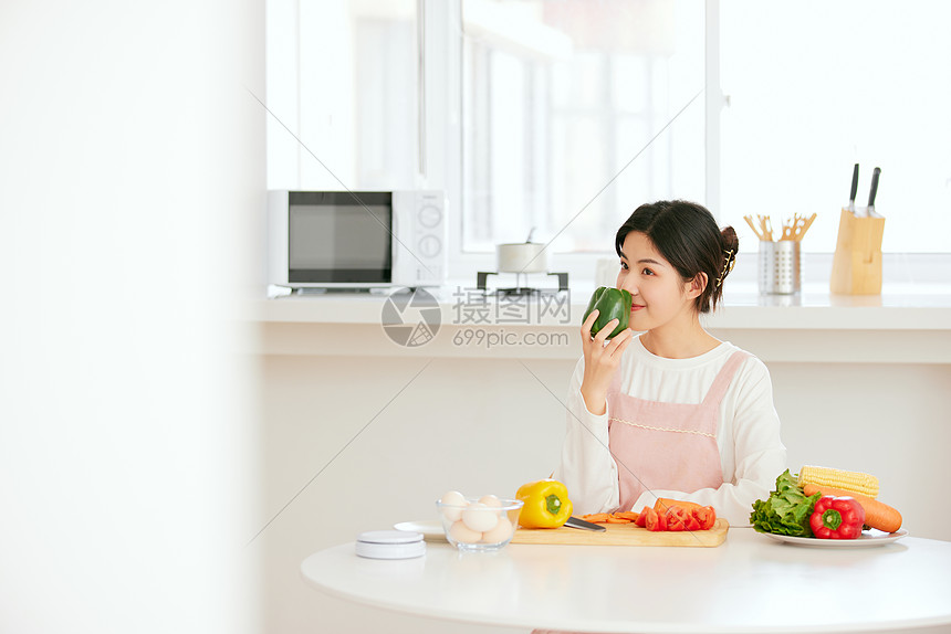 周末居家做美食的年轻女性图片