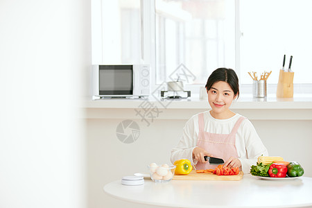 周末居家做美食切菜的年轻女性图片