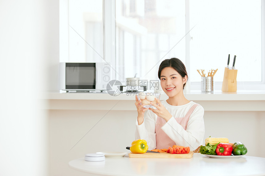 周末居家做美食的年轻女性图片