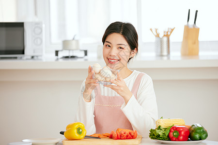 周末居家做美食的年轻女性图片