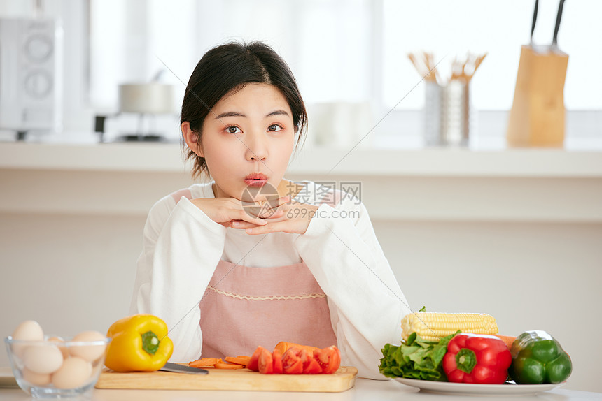 周末居家做美食的年轻女性图片