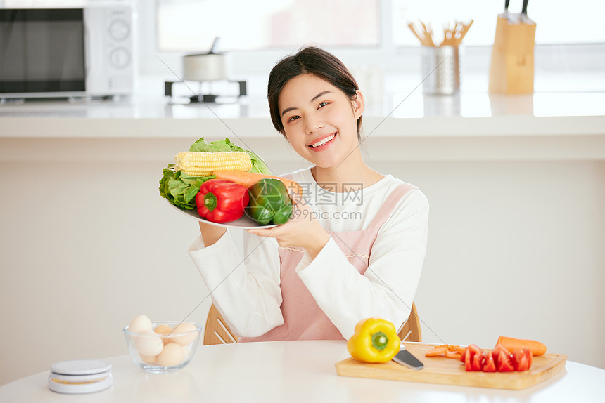 周末居家做美食的年轻女性图片