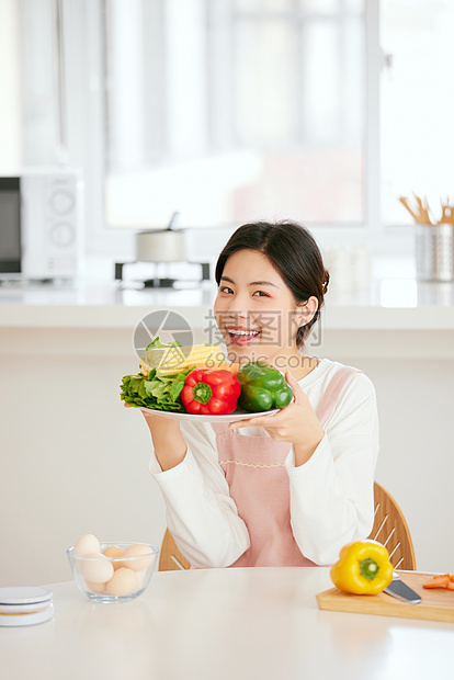 周末居家做美食的年轻女性图片