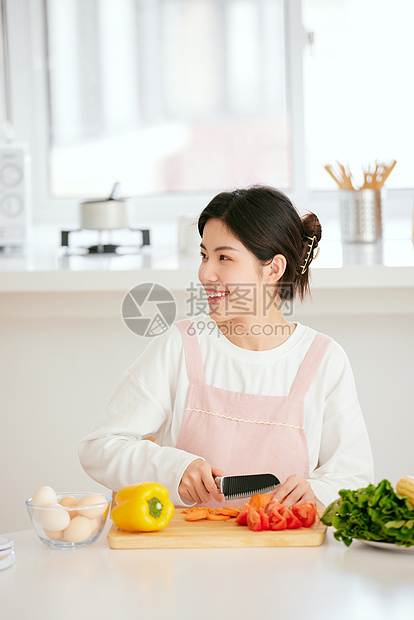 周末居家做美食切菜的年轻女性图片