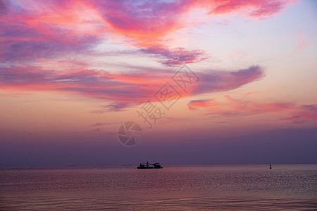 青岛胶州湾海上的船和晚霞背景