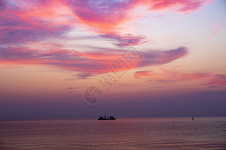 海上的船和晚霞背景图片