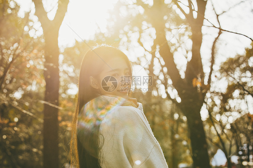 青春清新美女逆光人像图片