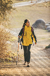 女生户外徒步登山形象图片