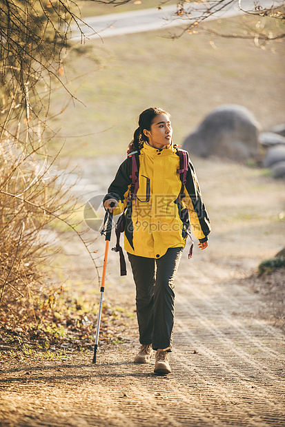 女生户外徒步登山形象图片