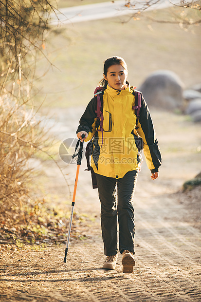 女生户外徒步登山形象图片