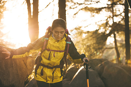 女生户外徒步登山形象图片