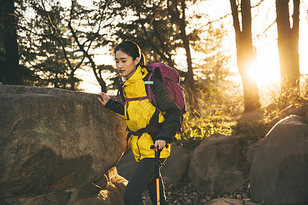 女生户外徒步登山形象高清图片