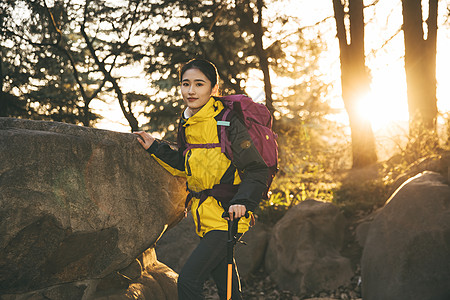 女生户外徒步登山形象图片