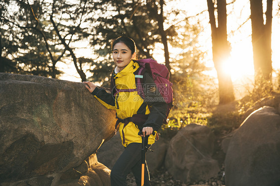 女生户外徒步登山形象图片