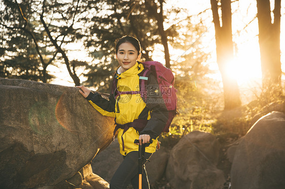 女生户外徒步登山形象图片