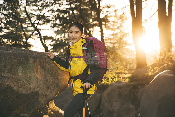 女生户外徒步登山形象图片