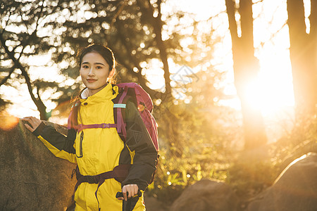 女生户外徒步登山形象图片