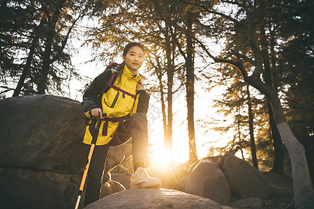 女生户外徒步登山形象图片