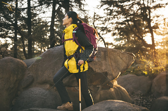 女生户外徒步登山形象图片