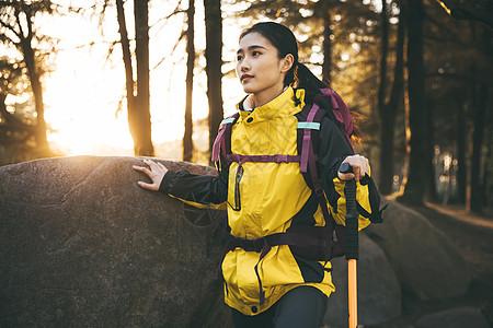 女生户外徒步登山形象图片