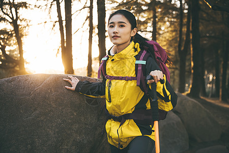 女生健身女生户外徒步登山形象背景