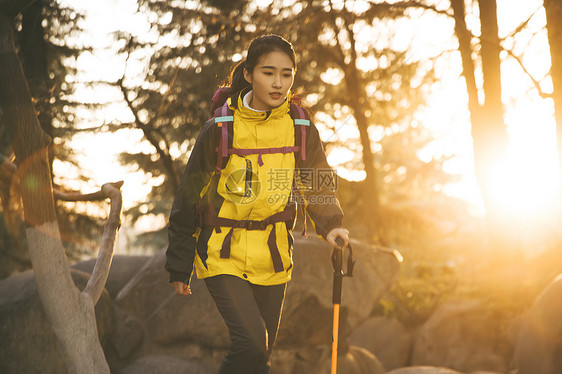 女生户外徒步登山形象图片