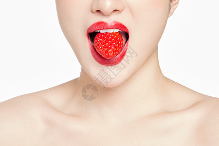 美女吃草莓嘴部特写图片