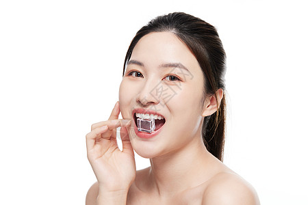 女性口腔护理牙齿健康咬冰块图片