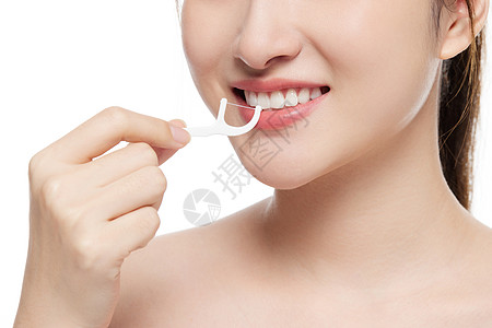 女性口腔护理使用牙线棒清洁牙齿图片素材