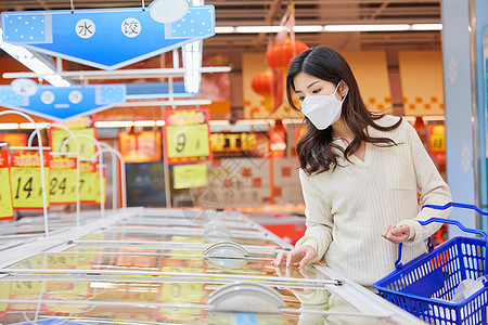 佩戴口罩逛超市的年轻女性图片