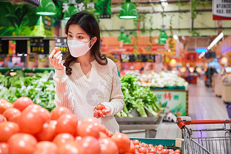 佩戴口罩逛超市的年轻女性图片